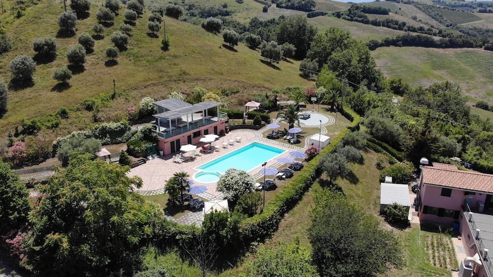 Country Hotel & Resort I Calanchi Ripatransone Bagian luar foto