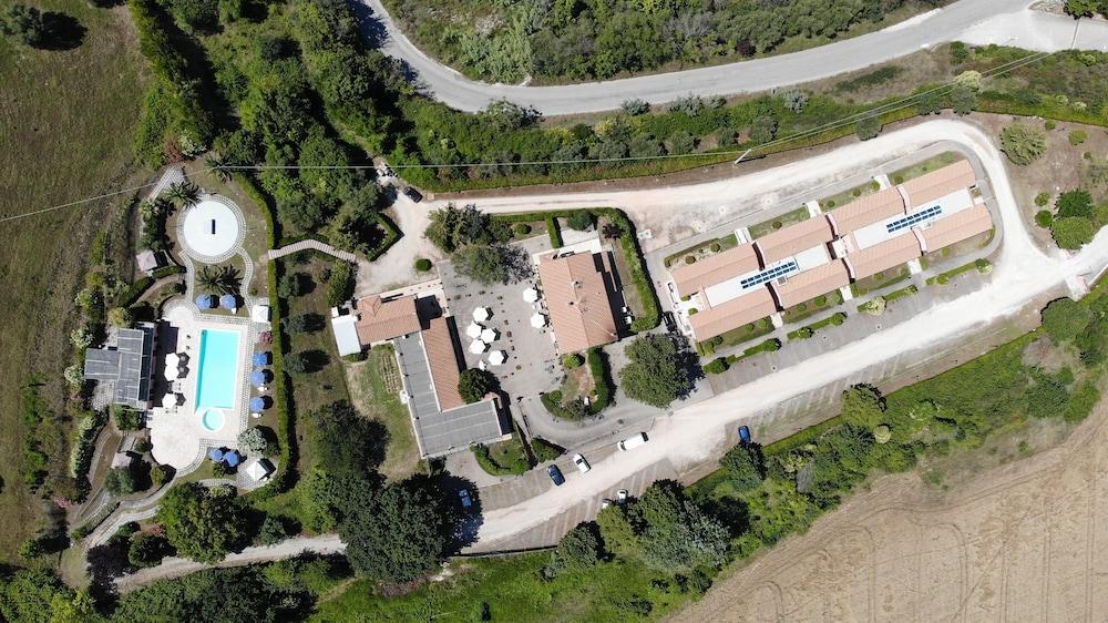 Country Hotel & Resort I Calanchi Ripatransone Bagian luar foto