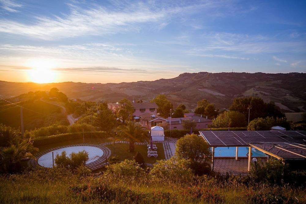 Country Hotel & Resort I Calanchi Ripatransone Bagian luar foto