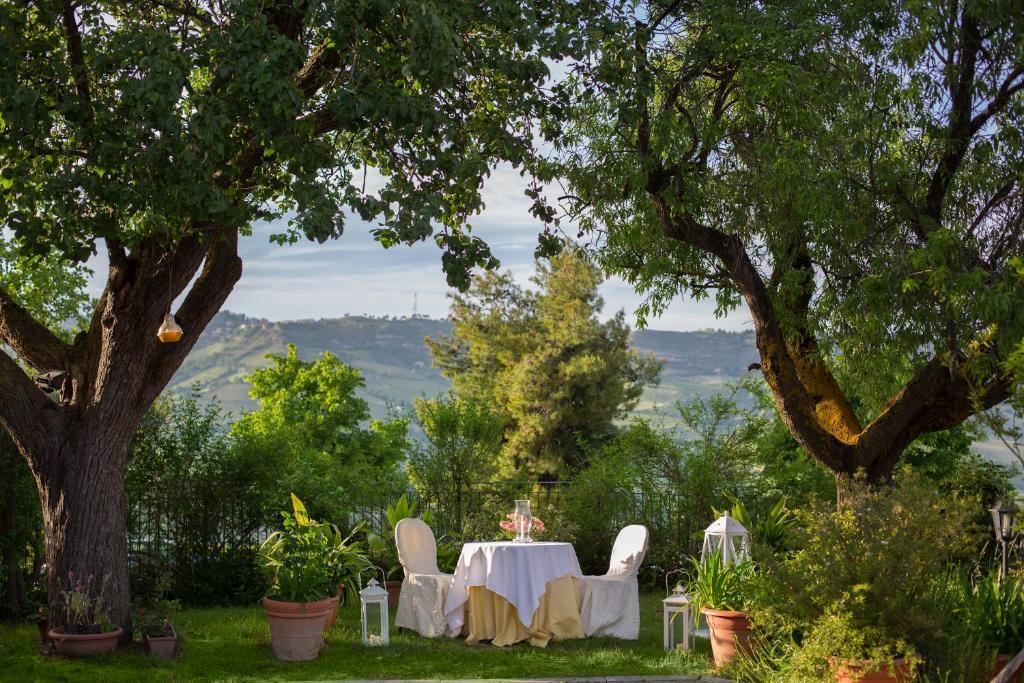 Country Hotel & Resort I Calanchi Ripatransone Bagian luar foto