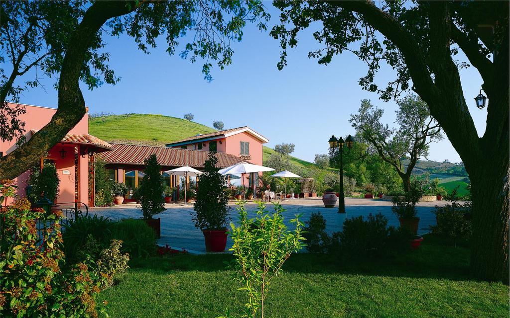 Country Hotel & Resort I Calanchi Ripatransone Bagian luar foto